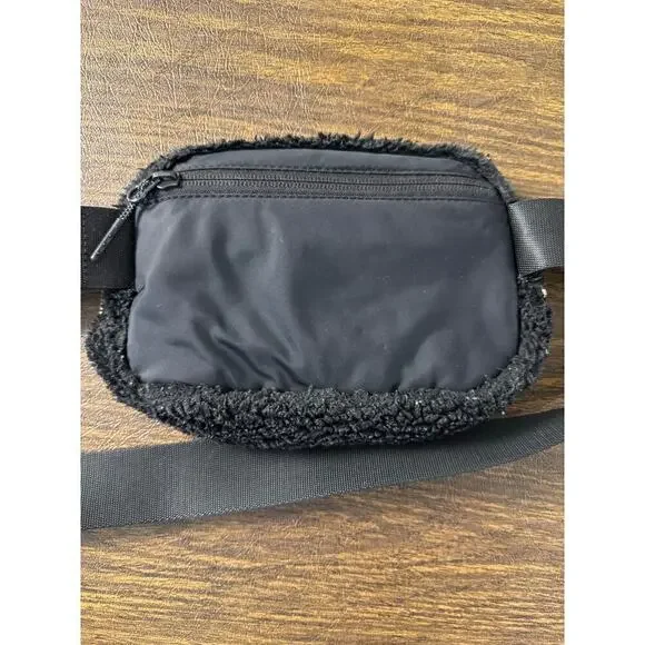 Lululemon Everywhere Black Sherpa Fleece Travel Belt Bag - Picture 3 of 8